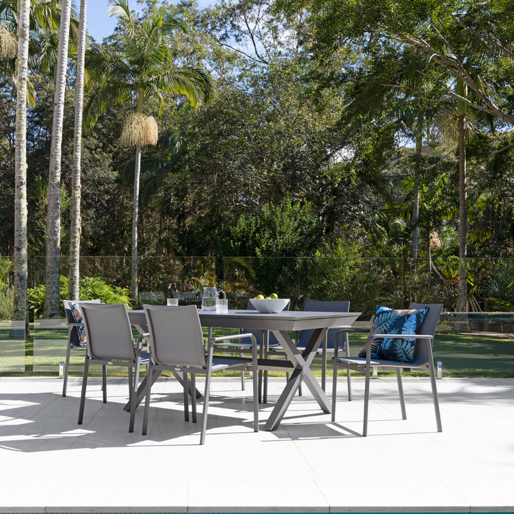 TANGO EXTENSION TABLE & CHIC CHAIR SETTING
